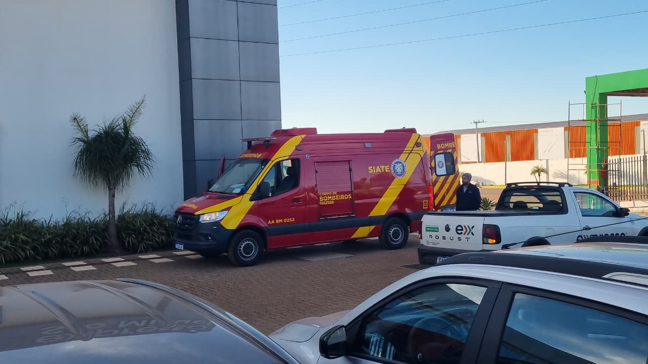 Imagem referente a Trabalhador de 57 anos sofre queda de caminhão em empresa na BR-277