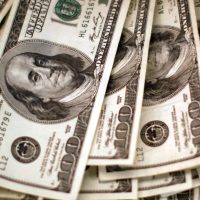 Dólar cai para R$ 5 e bolsa sobe com alívio no Oriente Médio Imagem referente a Dólar cai para R$ 5 e bolsa sobe com alívio no Oriente Médio