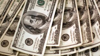 Dólar cai para R$ 5 e bolsa sobe com alívio no Oriente Médio Dólar cai para R$ 5 e bolsa sobe com alívio no Oriente Médio