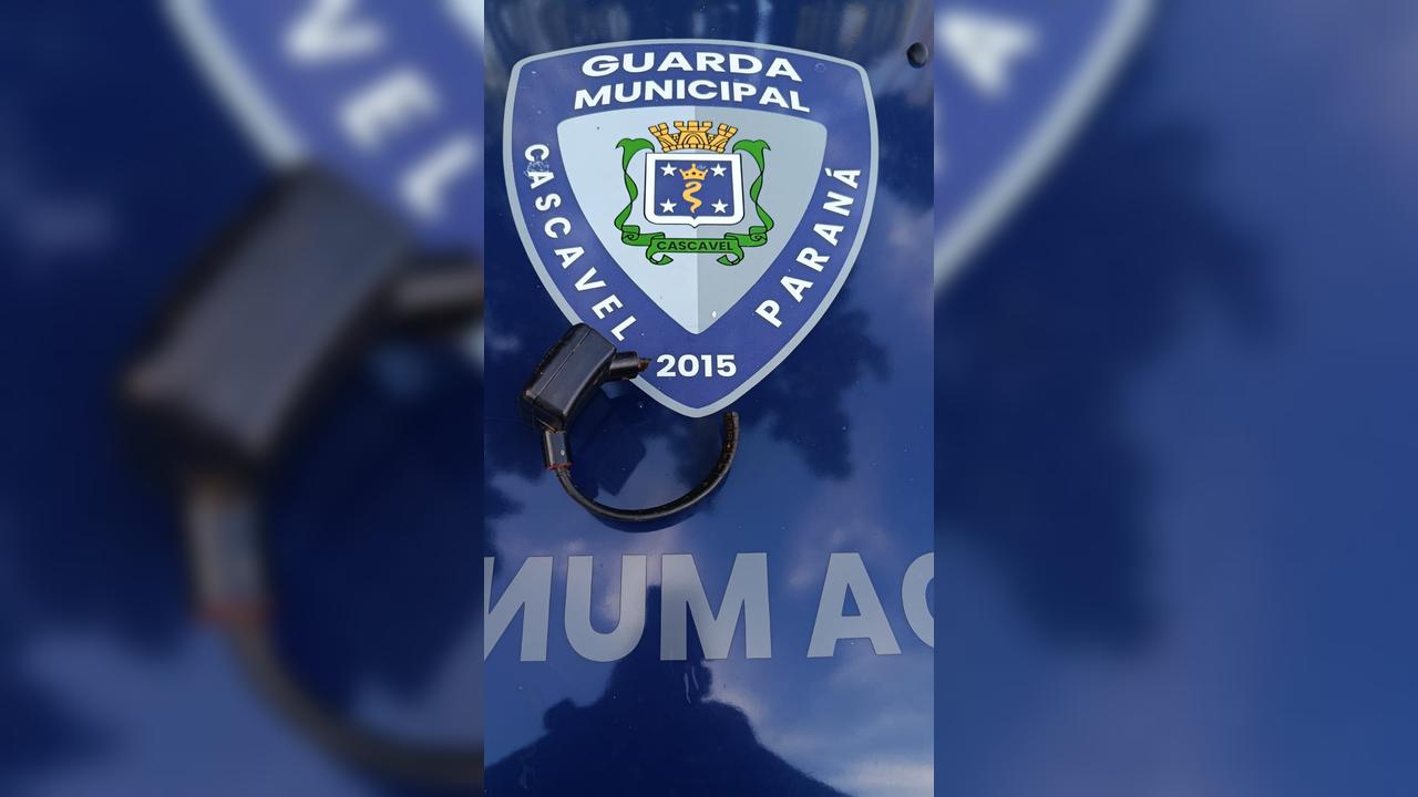 Crianças encontram tornozeleira eletrônica em rua de Cascavel e entregam à GM
