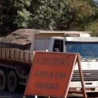 Imagem referente a PRF flagra caminhões caçamba com irregularidades graves durante fiscalização em Foz do Iguaçu