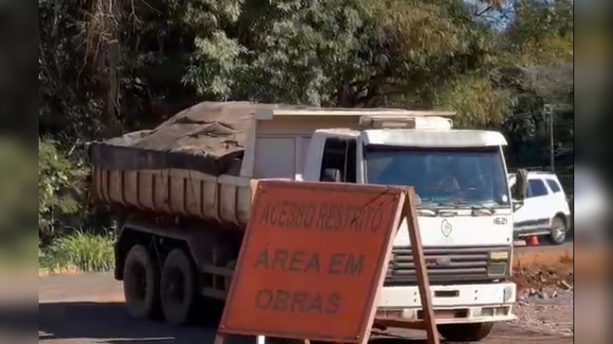 PRF flagra caminhões caçamba com irregularidades graves durante fiscalização em Foz do Iguaçu