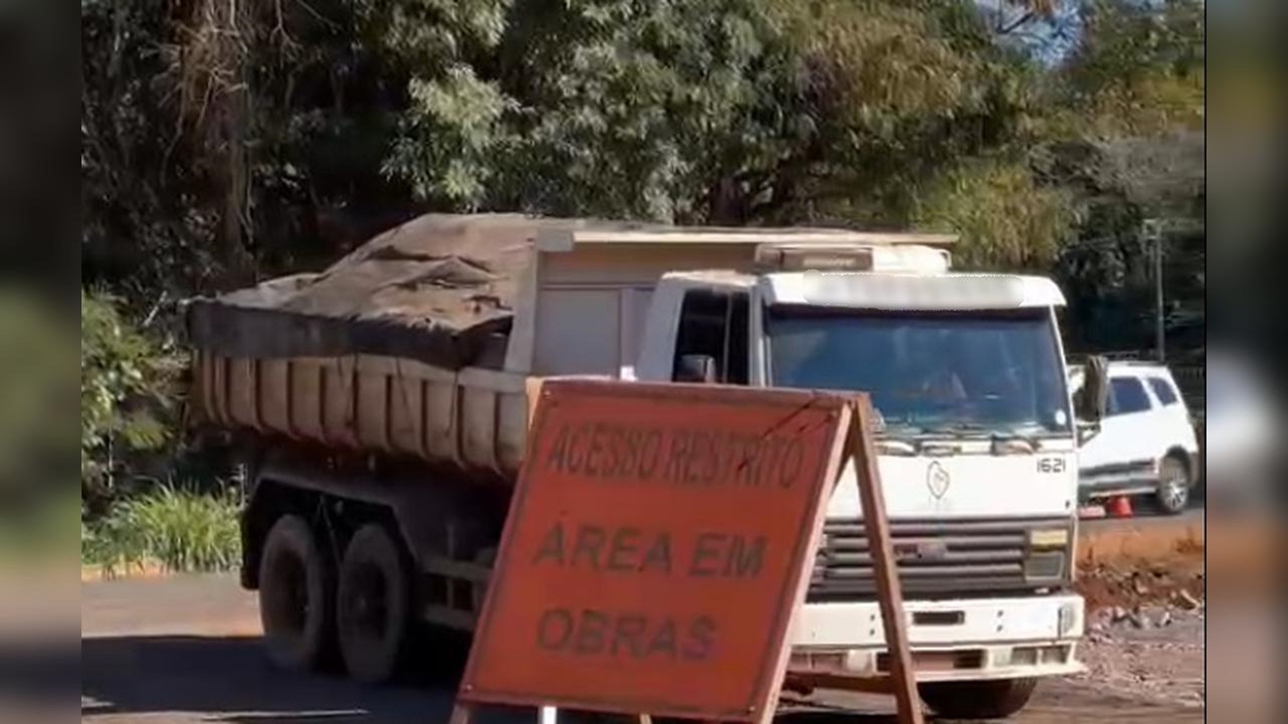 PRF flagra caminhões caçamba com irregularidades graves durante fiscalização em Foz do Iguaçu