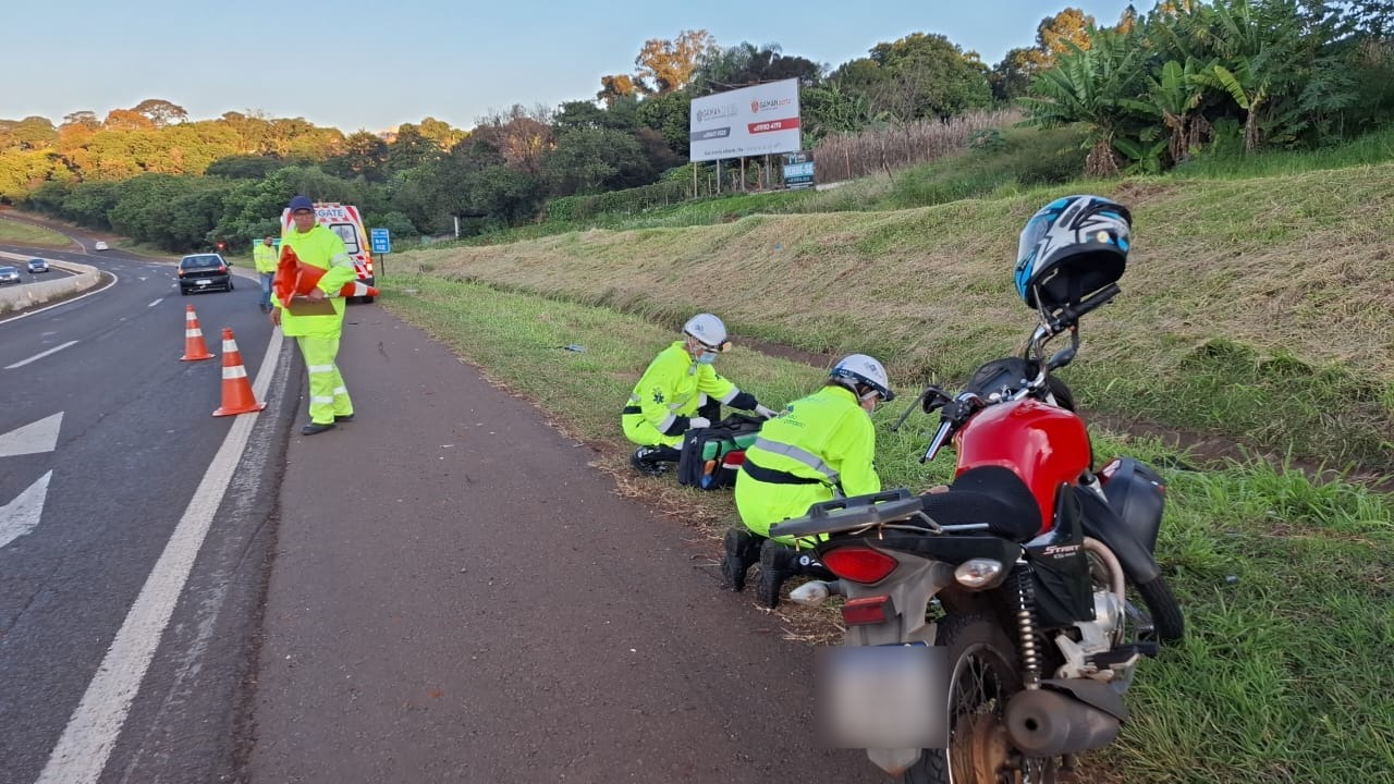 Motociclista fica ferida após perder controle da moto na PRC-467, em Cascavel