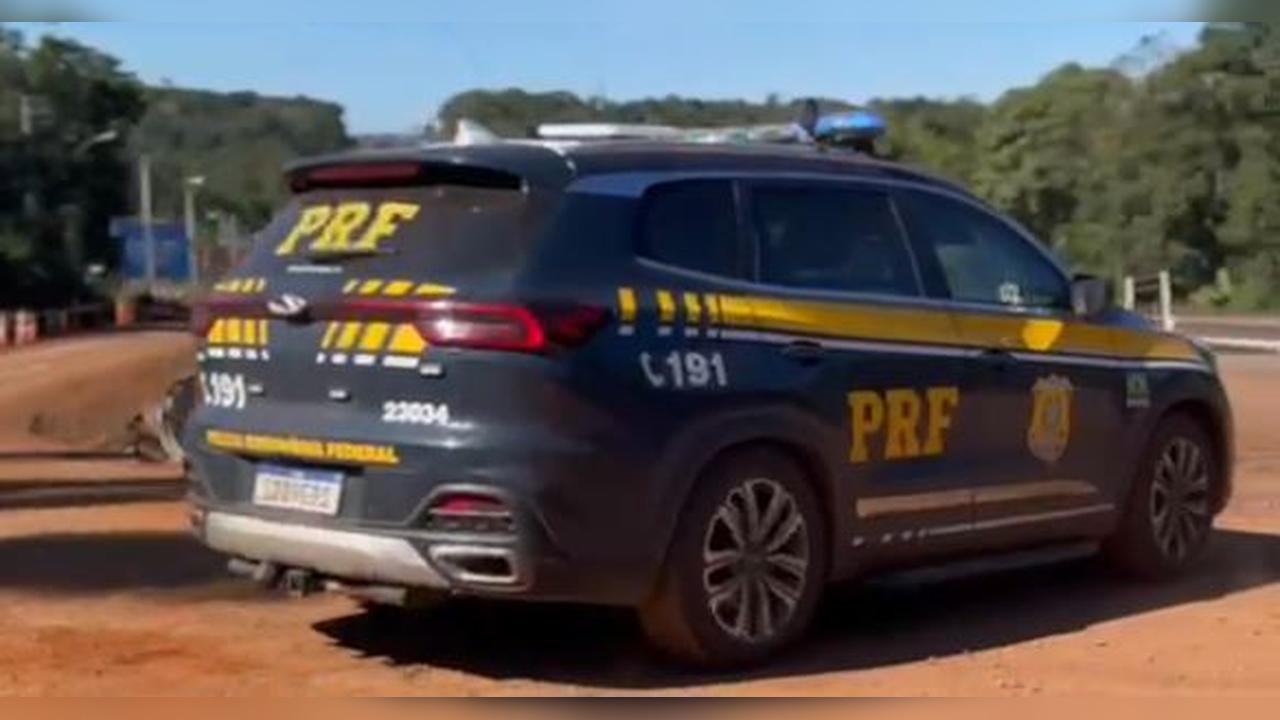 Ônibus e carro batem de frente na BR-277 em Guarapuava; motorista do Fiesta fica ferido