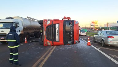 Imagem referente a Caminhão tomba no Trevo Guarujá e deixa pistas interditadas na BR-277