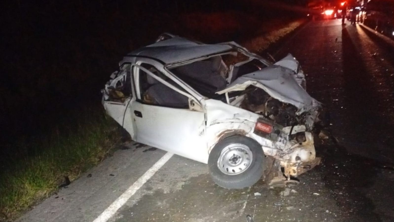 Motorista morre em acidente com carro e três caminhões na PR-090