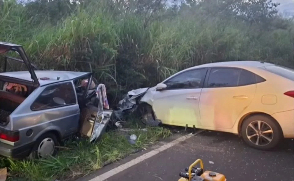 Pai sobrevive, mas esposa e dois filhos morrem em grave acidente na PR-340