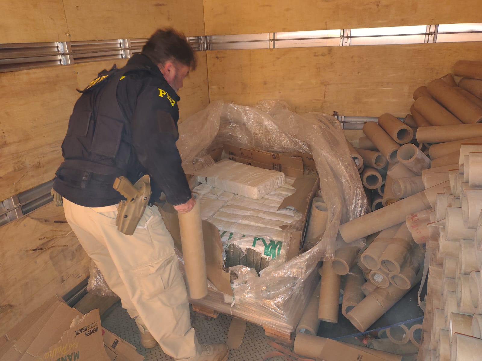 Imagem referente a PRF apreende 275 quilos de maconha escondidos em carga de tubos de papel em Cascavel