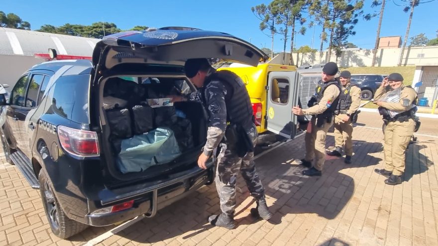 Homem é detido com caixas de cigarro e montante em dinheiro