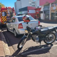 Imagem referente a Jovem fica ferida após colisão entre carro e moto na Rua Paraná