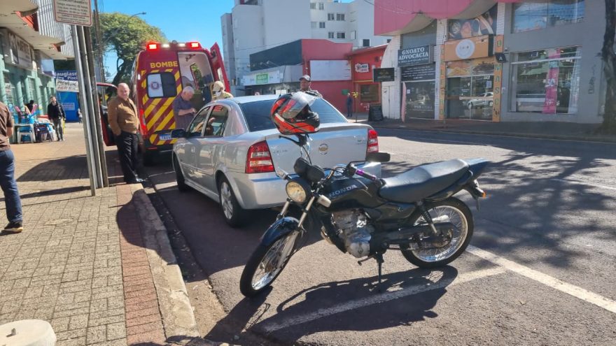 Jovem fica ferida após colisão entre carro e moto na Rua Paraná