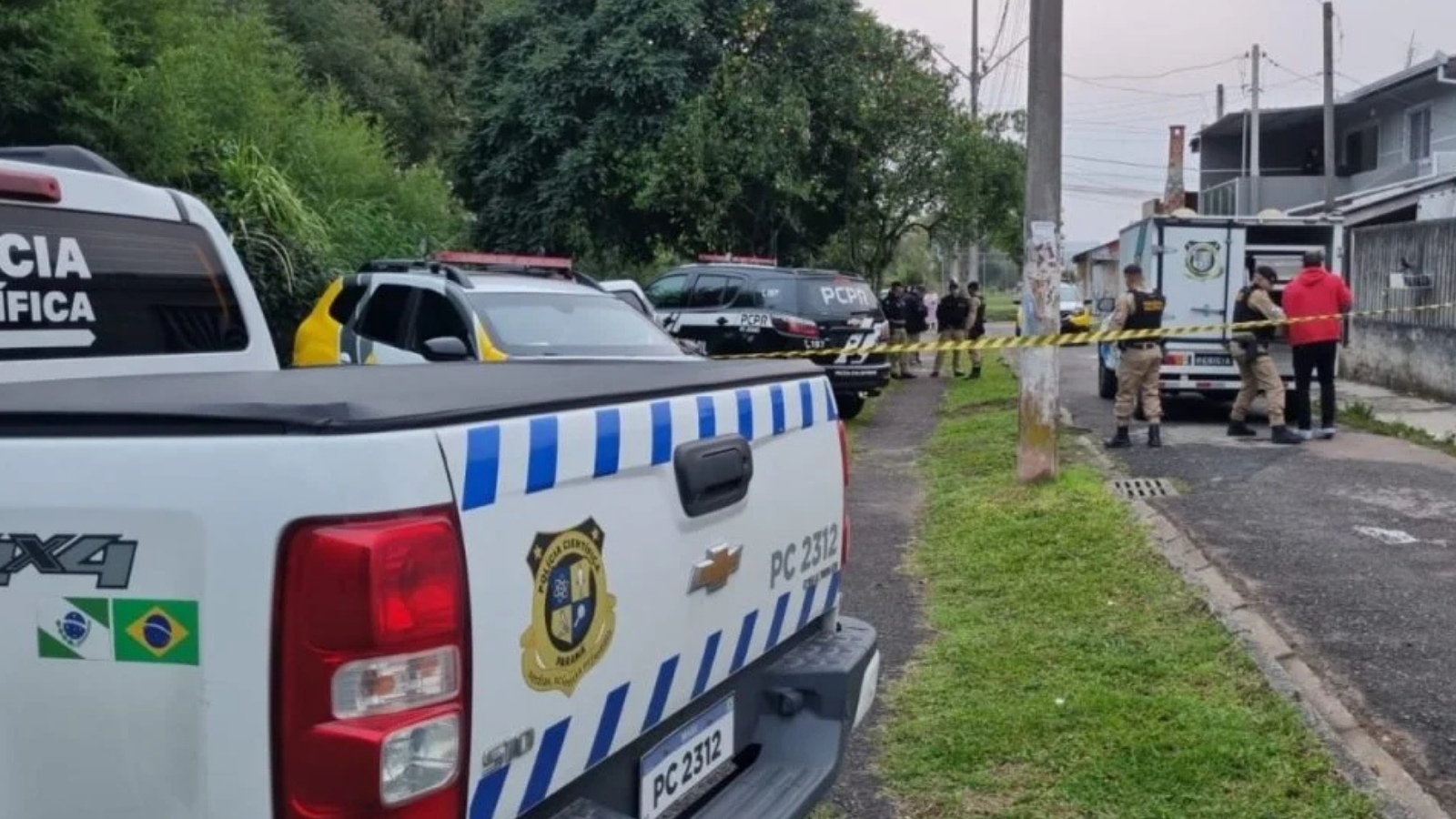 Homem em surto invade casas, esfaqueia irmão de moradora e é morto pela PM