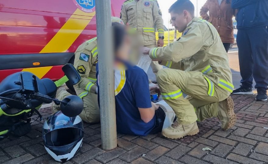 Batida entre moto e bicicleta elétrica deixa dois feridos, incluindo adolescente com fratura