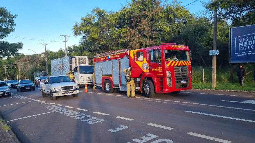 Bombeiros são acionados após câmera fria de caminhão pegar fogo
