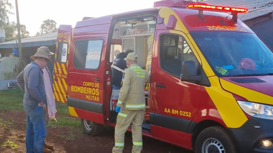 Homem cai de telhado de três metros em casa de fazenda e sofre fratura nas costas