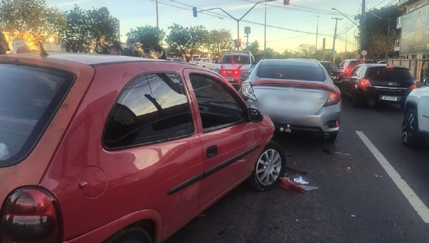 Motorista sob efeito de álcool causa engavetamento com cinco carros na Avenida Assunção