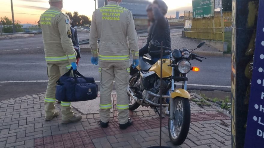 Motociclista de 60 anos fica ferido após batida entre Palio e Fan 150 em Cascavel