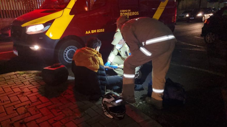 Motociclista de 19 anos fica ferido após colisão com carro na Av. Rocha Pombo em Cascavel