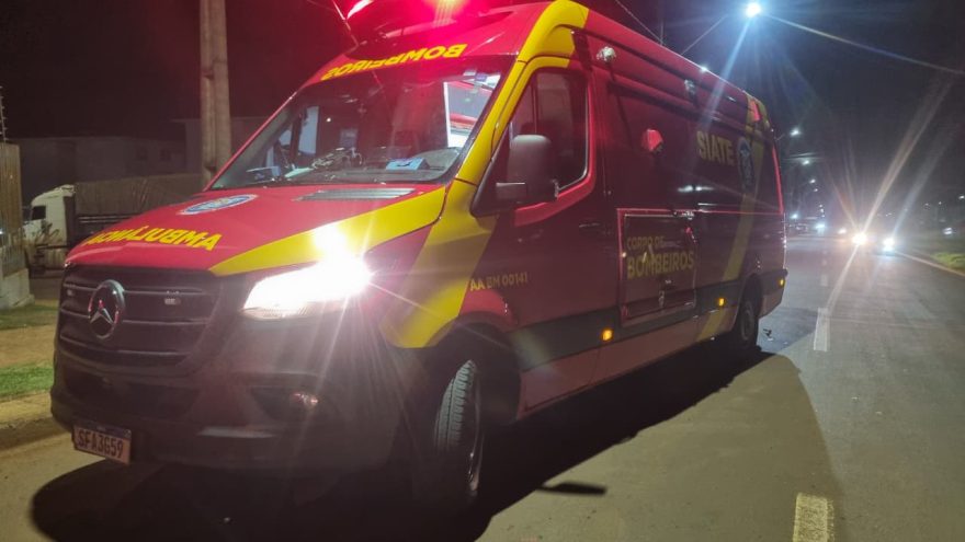 Mulher de 35 anos fica ferida após colisão entre carro e patinete no bairro Riviera