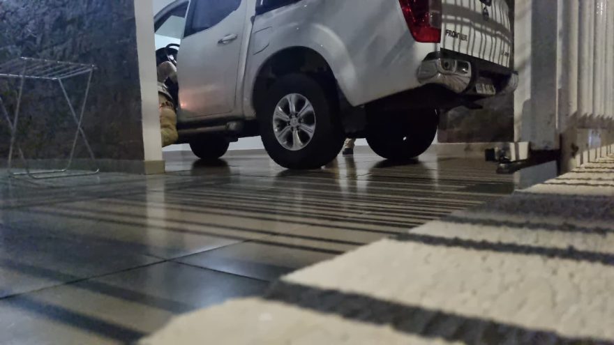 Bombeiros tentam resgatar gato de caminhonete em Cascavel, mas animal permanece escondido