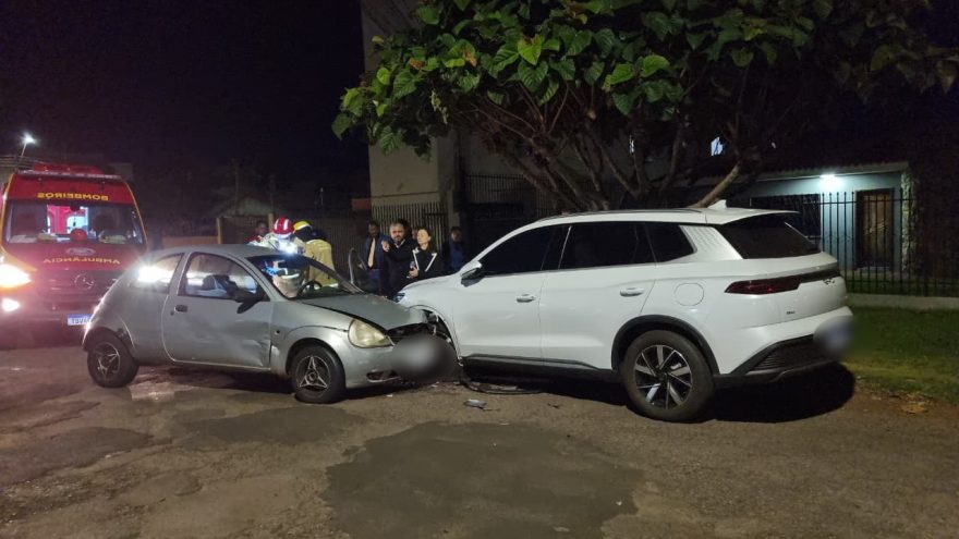 Motorista fica ferido após perder controle de veículo e atingir carro estacionado no Bairro Coqueiral