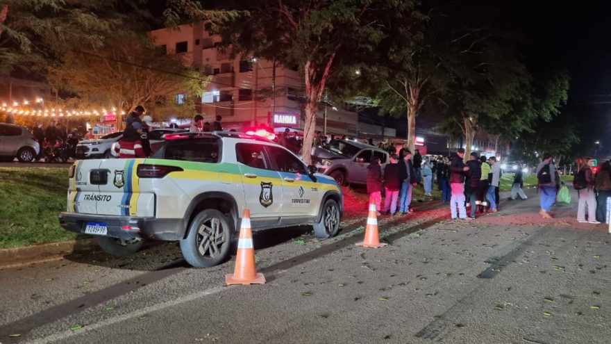 Caminhonete bate contra árvore no canteiro central da Av. da Fag em Cascavel