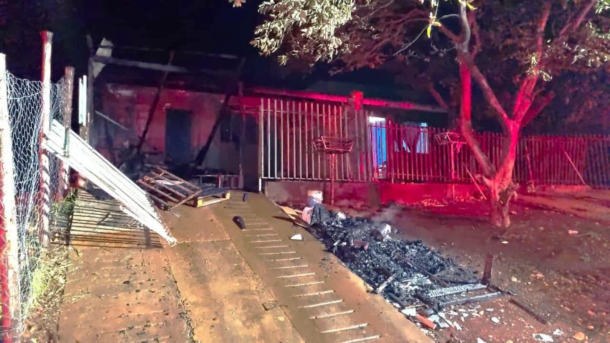 Fogo começa em monte de lixo e atinge residência no Bairro Santa Cruz