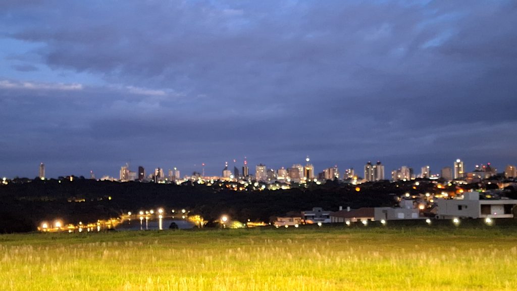 Cascavel amanhece com clima úmido, frio e previsão de chuva ao longo do dia