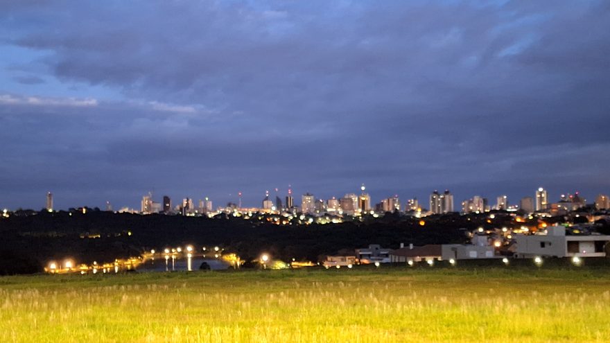 Cascavel amanhece com clima úmido, frio e previsão de chuva ao longo do dia