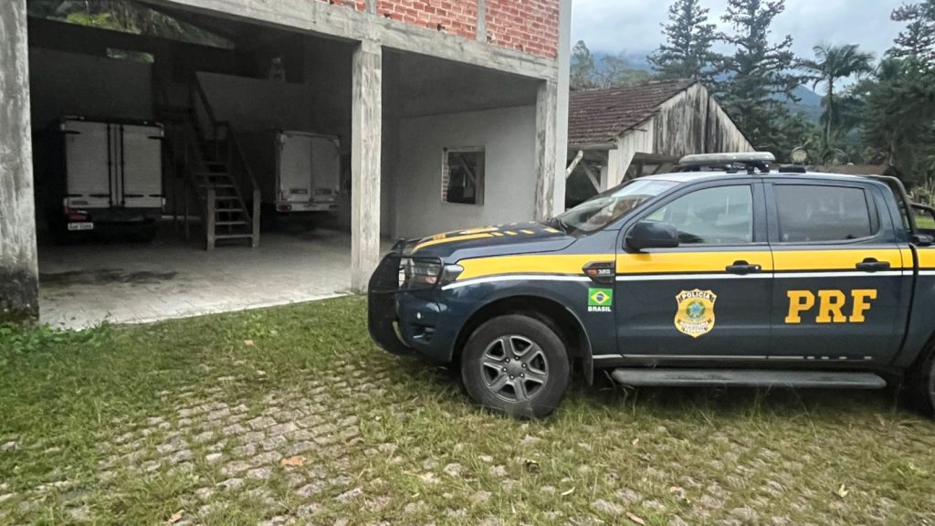 Caminhões furtados em Santa Catarina são encontrados pela PRF em Guaratuba