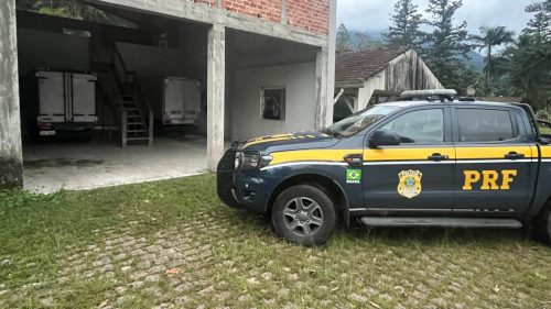 Caminhões furtados em Santa Catarina são encontrados pela PRF em Guaratuba Imagem referente a Caminhões furtados em Santa Catarina são encontrados pela PRF em Guaratuba