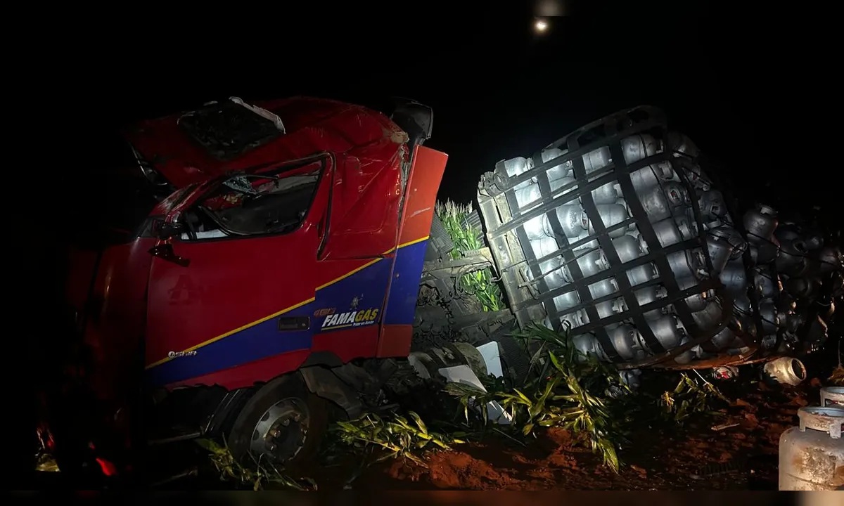 Caminhão carregado com botijões de gás tomba na PR-445 e motorista fica ferido