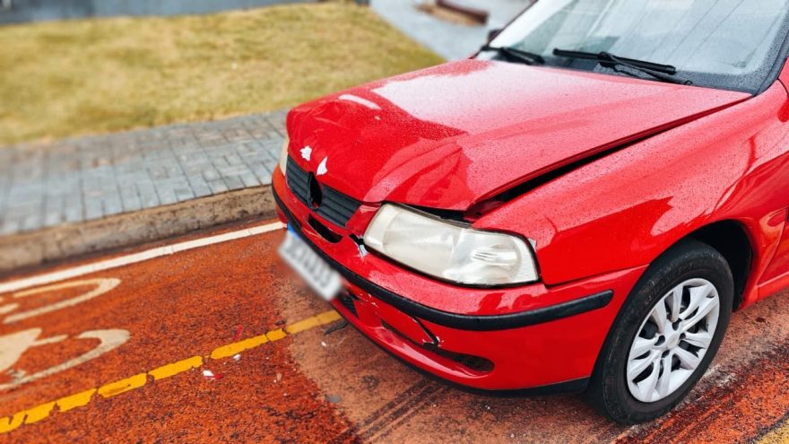 Gol e Fiorino se envolvem em colisão na saída do Bairro Brasmadeira