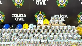 RJ: Polícia apreende mais de 200 mil figurinhas falsificadas da Copa RJ: Polícia apreende mais de 200 mil figurinhas falsificadas da Copa