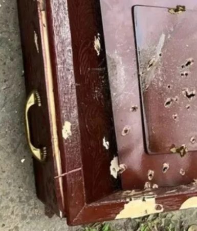 Imagem referente a Traficante metralha caixão de adolescente de facção rival e é morto em confronto