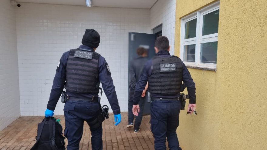 GM cumpre mandado de prisão no Ecopark Oeste após suspeito desacatar agentes