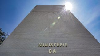 Governo bloqueia R$ 22,1 bi do Orçamento de 2026