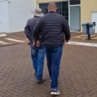 Imagem referente a Polícia Civil cumpre mandado de prisão durante abordagem no Bairro Alto Alegre em Cascavel