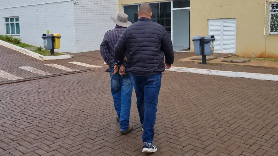 Imagem referente a Polícia Civil cumpre mandado de prisão durante abordagem no Bairro Alto Alegre em Cascavel