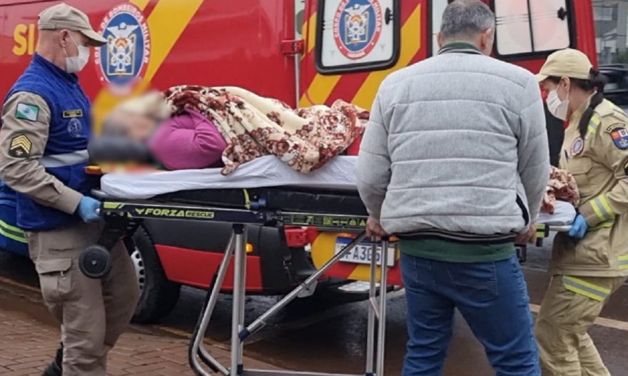 Idosa de 91 anos escorrega na cozinha e vai parar no hospital com suspeita de fratura
