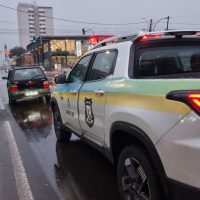 Imagem referente a Uno é apreendido após perseguição por direção perigosa na Avenida Brasil, em Cascavel