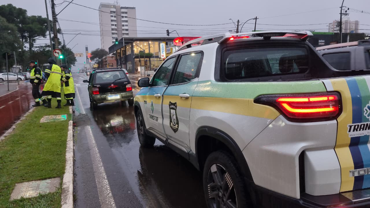 Imagem referente a Uno é apreendido após perseguição por direção perigosa na Avenida Brasil, em Cascavel