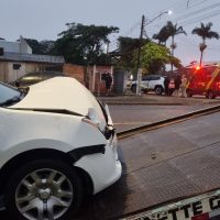 Imagem referente a Batida entre Compass e Sentra deixa um homem ferido e os dois carros danificados