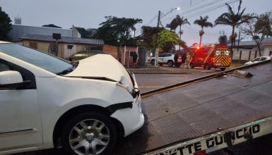 Imagem referente a Batida entre Compass e Sentra deixa um homem ferido e os dois carros danificados