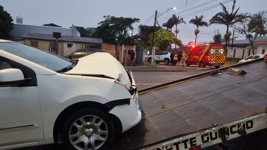 Batida entre Compass e Sentra deixa um homem ferido e os dois carros danificados