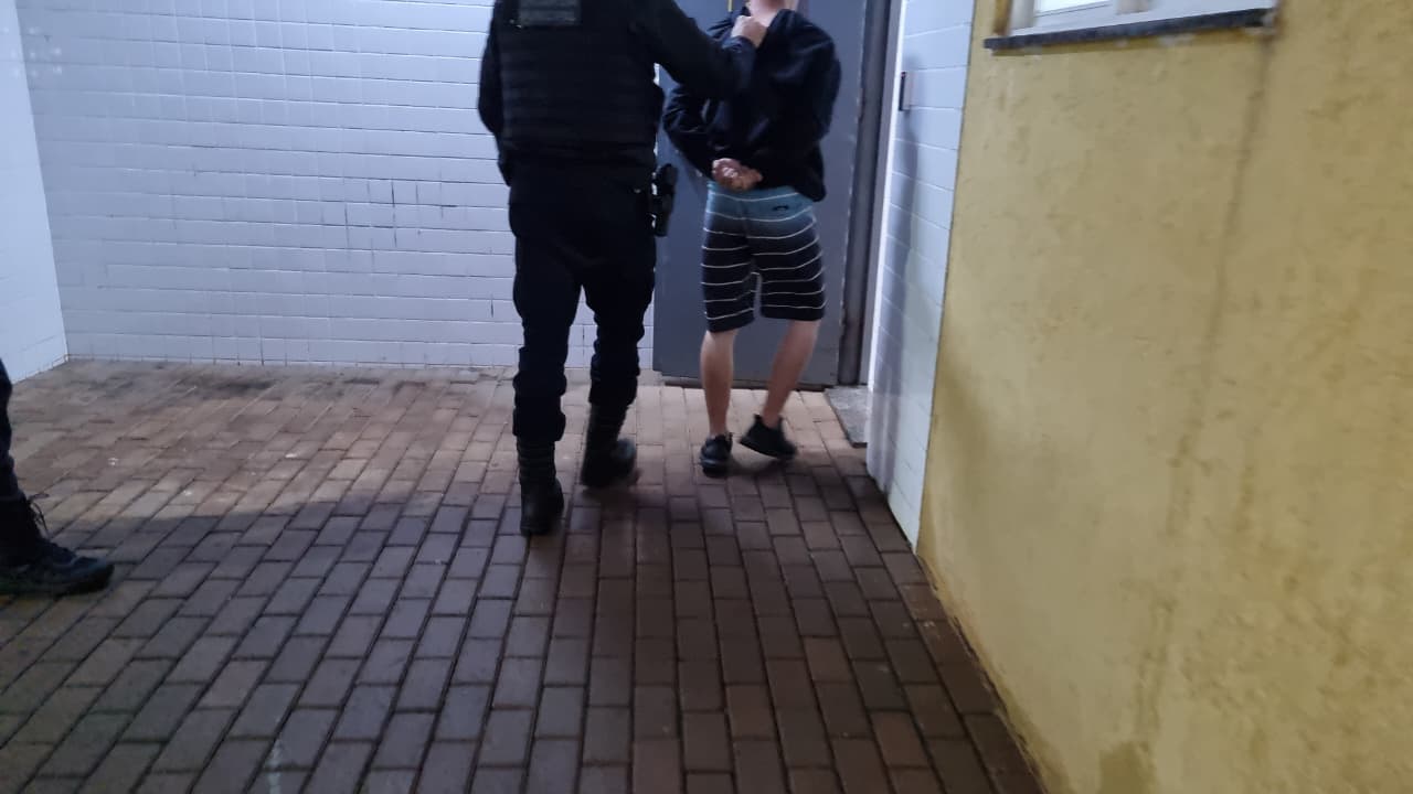 Imagem referente a Jovem de 18 anos é preso pela Guarda Municipal suspeito de roubo em loja de celulares
