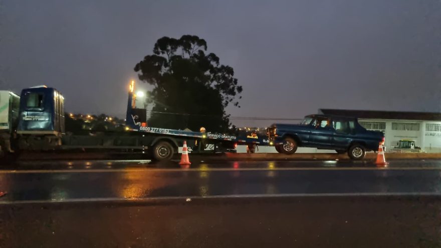 Caminhonete colide contra proteção de galeria pluvial na BR-277