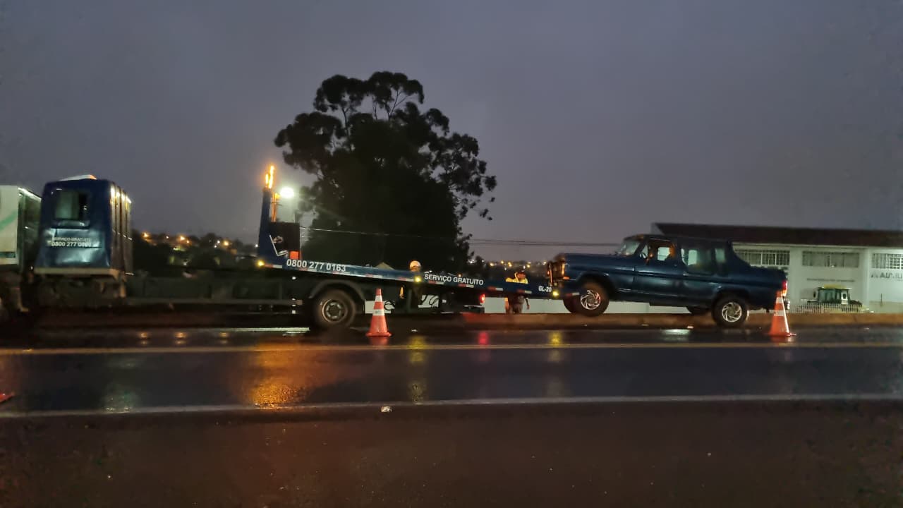 Caminhonete colide contra proteção de galeria pluvial na BR-277