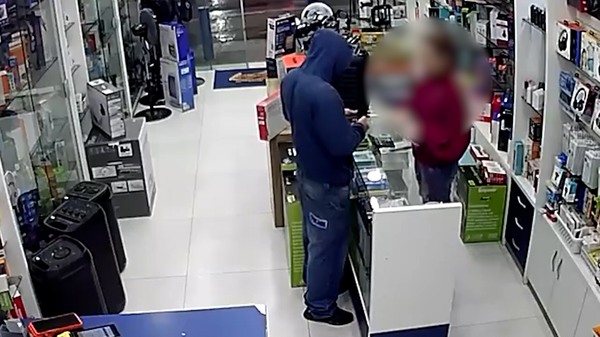 Imagem referente a Câmeras registram assalto em loja de celulares no Centro de Cascavel; suspeito foi detido após fuga